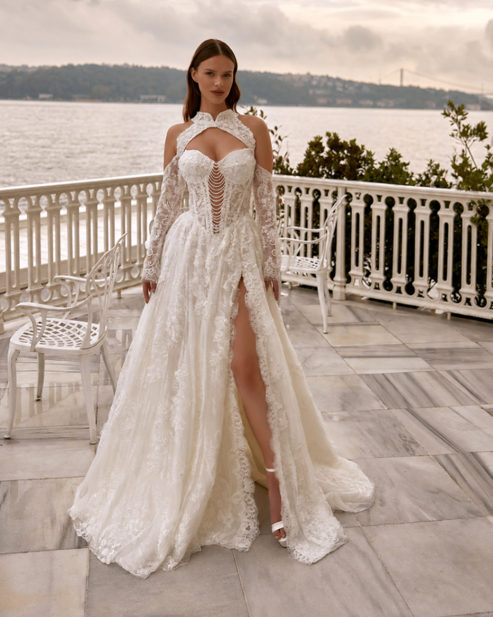 - Helen model, transparan tül ve yırtmaç detaylı romantik gelinlik.
